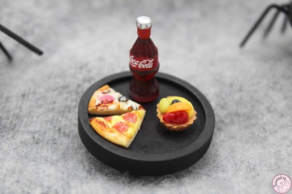 Assiette pizza, bouteille de soda et tarte (broche)
